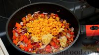 Фото приготовления рецепта: Рагу а-ля индийское карри с картошкой, фасолью, сыром и креветками - шаг №7