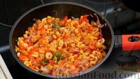 Фото приготовления рецепта: Рагу а-ля индийское карри с картошкой, фасолью, сыром и креветками - шаг №8