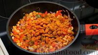 Фото приготовления рецепта: Рагу а-ля индийское карри с картошкой, фасолью, сыром и креветками - шаг №9