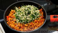 Фото приготовления рецепта: Рагу а-ля индийское карри с картошкой, фасолью, сыром и креветками - шаг №10