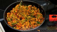 Фото приготовления рецепта: Рагу а-ля индийское карри с картошкой, фасолью, сыром и креветками - шаг №11