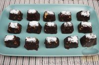 Фото приготовления рецепта: Шоколадные конфеты с печеньем и грецкими орехами - шаг №14