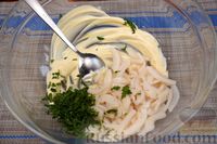 Фото приготовления рецепта: Салат с кальмарами, кукурузой и яйцами - шаг №9