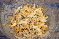 Фото приготовления рецепта: Салат с кальмарами, кукурузой и яйцами - шаг №12