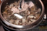 Фото приготовления рецепта: Капуста, тушенная с грибами и редькой - шаг №7