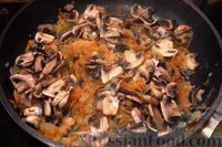 Фото приготовления рецепта: Капуста, тушенная с грибами и редькой - шаг №8