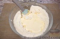 Фото приготовления рецепта: Тёртый пирог с консервированными персиками - шаг №7