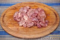 Фото приготовления рецепта: Рагу с курицей, грибами и бататом в томатном соусе - шаг №2