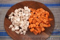Фото приготовления рецепта: Рагу с курицей, грибами и бататом в томатном соусе - шаг №5