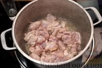 Фото приготовления рецепта: Рагу с курицей, грибами и бататом в томатном соусе - шаг №3