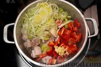 Фото приготовления рецепта: Рагу с курицей, грибами и бататом в томатном соусе - шаг №6