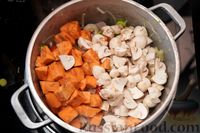 Фото приготовления рецепта: Рагу с курицей, грибами и бататом в томатном соусе - шаг №8