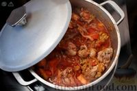 Фото приготовления рецепта: Рагу с курицей, грибами и бататом в томатном соусе - шаг №11