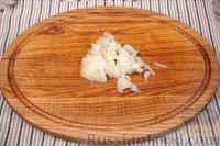 Фото приготовления рецепта: Слоёный салат со шпротами, сыром и гренками - шаг №3
