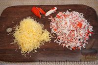 Фото приготовления рецепта: Салат с крабовыми палочками, ананасом, сыром и кукурузой - шаг №3