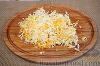 Фото приготовления рецепта: Салат с крабовыми палочками, ананасом, сыром и кукурузой - шаг №4
