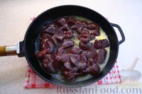 Фото приготовления рецепта: Свиная печень с черносливом и изюмом - шаг №5