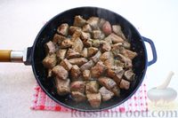 Фото приготовления рецепта: Свиная печень с черносливом и изюмом - шаг №6