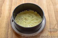 Фото приготовления рецепта: Слоёный салат со шпротами, картофелем, кукурузой и сыром - шаг №4
