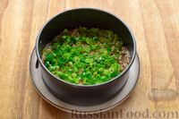 Фото приготовления рецепта: Слоёный салат со шпротами, картофелем, кукурузой и сыром - шаг №7