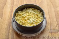 Фото приготовления рецепта: Слоёный салат со шпротами, картофелем, кукурузой и сыром - шаг №10