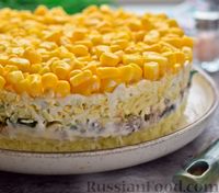 Фото приготовления рецепта: Слоёный салат со шпротами, картофелем, кукурузой и сыром - шаг №14