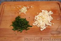 Фото приготовления рецепта: Слоёный салат со свёклой, морковью и плавленым сыром - шаг №5