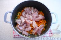 Фото приготовления рецепта: Рис с индейкой и солёными огурцами - шаг №6
