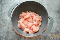 Фото приготовления рецепта: Куриное филе, запечённое в сметанно-яичной заливке - шаг №2