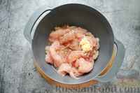 Фото приготовления рецепта: Куриное филе, запечённое в сметанно-яичной заливке - шаг №3