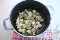 Фото приготовления рецепта: Кукурузная каша с грибами и курицей - шаг №4
