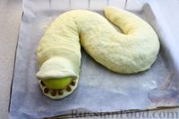 Фото приготовления рецепта: Новогодний дрожжевой пирог "Дракон" с фаршем, капустой и яблоками - шаг №33