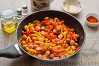Фото приготовления рецепта: Рагу с болгарским перцем и сосисками в томатном соусе - шаг №5