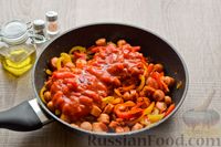 Фото приготовления рецепта: Рагу с болгарским перцем и сосисками в томатном соусе - шаг №6