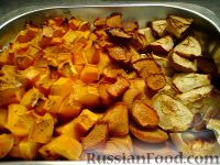 Фото приготовления рецепта: Тыква, запеченная в духовке с яблоками и айвой - шаг №2