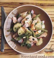 Фото к рецепту: Салат из семги, огурца и стручковой фасоли