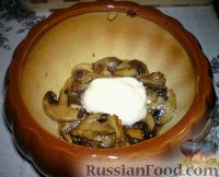 Фото приготовления рецепта: Картошка в горшочках с грибами - шаг №5