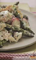 Фото к рецепту: Куриный салат со спаржей и редисом