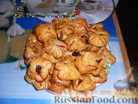 Фото к рецепту: Конвертики с вишней и сгущенкой
