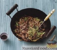 Фото приготовления рецепта: Мясо, жаренное с брокколи и каштанами - шаг №3