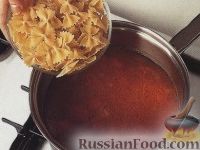 Фото приготовления рецепта: Томатный суп с фасолью и макаронами - шаг №2