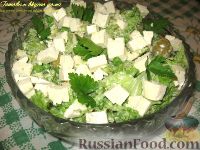Фото к рецепту: Салат с брокколи, зеленым горошком и куриным филе