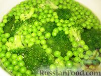 Фото приготовления рецепта: Салат с брокколи, зеленым горошком и куриным филе - шаг №2