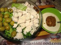 Фото приготовления рецепта: Салат с брокколи, зеленым горошком и куриным филе - шаг №3