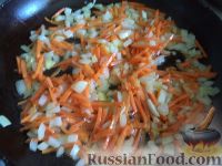 Фото приготовления рецепта: Грибной суп с картофелем и солеными огурцами - шаг №11