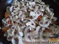 Фото приготовления рецепта: Грибной суп с картофелем и солеными огурцами - шаг №12