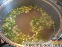 Фото приготовления рецепта: Грибной суп с картофелем и солеными огурцами - шаг №16