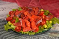 Фото к рецепту: Салат из помидоров с красной рыбой и авокадо