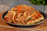 Фото к рецепту: Салат с фунчозой, кальмарами и морковью по-корейски