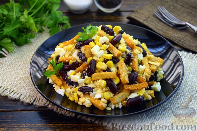Салат с сухариками, фасолью, кукурузой и колбасой – пошаговый рецепт приготовления с фото